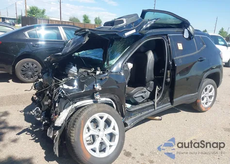 2024 Jeep Compass Latitude 4X4 z USA, uszkodzony, nr VIN 3C4NJDBN9RT109365